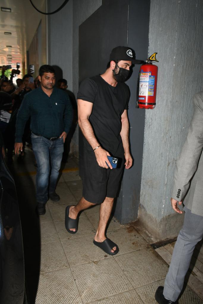 Ranbir Kapoor was spotted in Khar today, the actor was dressed in an all black outfit, with a mask to match